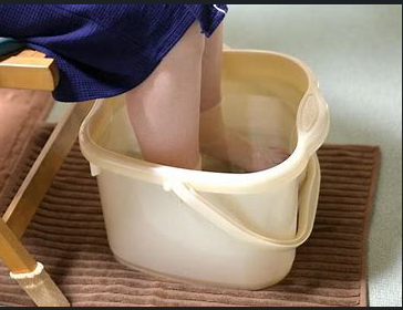 足湯でリラックスの画像